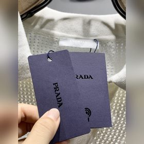 PRD Хлопковое поло с V-образным вырезом Эта рубашка-поло изготовл