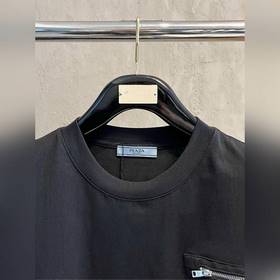 Prada – идеальный вариант для ношения отдельно или под другой оде