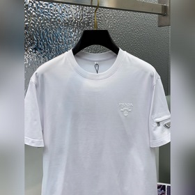 Новая коллекция Prada весна-лето 2025 с короткими рукавами уже в 