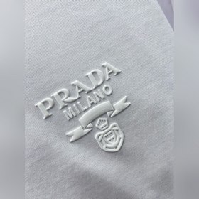 Новая коллекция Prada весна-лето 2025 с короткими рукавами уже в 