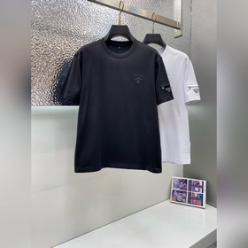 Новая коллекция Prada весна-лето 2025 с короткими рукавами уже в 