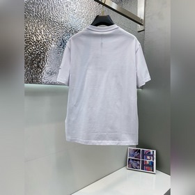 Новая коллекция Prada весна-лето 2025 с короткими рукавами уже в 