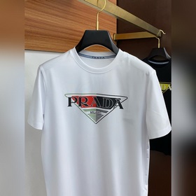 Новая коллекция Prada весна-лето 2025 с короткими рукавами уже в 