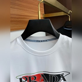 Новая коллекция Prada весна-лето 2025 с короткими рукавами уже в 