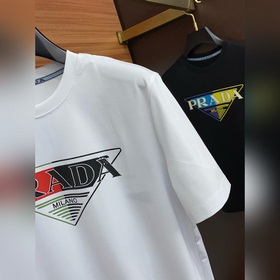 Новая коллекция Prada весна-лето 2025 с короткими рукавами уже в 