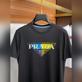 Новая коллекция Prada весна-лето 2025 с короткими рукавами уже в 
