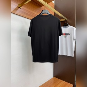 Новая коллекция Prada весна-лето 2025 с короткими рукавами уже в 