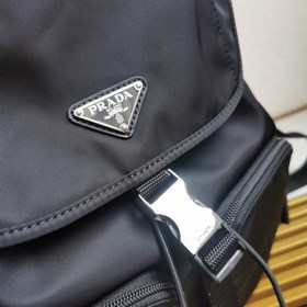 Новый рюкзак 1BZ070 в новых цветах. Этот нейлоновый рюкзак с двум