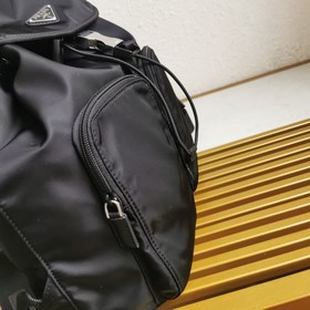 Новый рюкзак 1BZ070 в новых цветах. Этот нейлоновый рюкзак с двум
