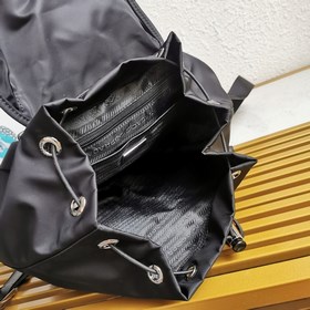 Новый рюкзак 1BZ070 в новых цветах. Этот нейлоновый рюкзак с двум