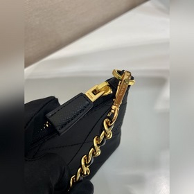 Шугэ Хобо 1Nl054 Сумка под мышку Эта сумка под мышку изготовлена