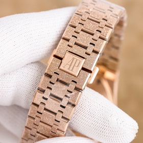 Audemars Piguet Royal Oak Frosted Gold Edition — впечатляющий деб