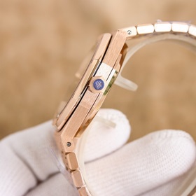 Audemars Piguet Royal Oak Frosted Gold Edition — впечатляющий деб