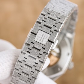 Audemars Piguet Royal Oak Frosted Gold Edition — впечатляющий деб