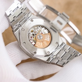Audemars Piguet Royal Oak Frosted Gold Edition — впечатляющий деб