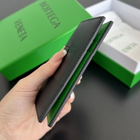 Новая модель большого кожаного портфеля B 649602. Портфель являет