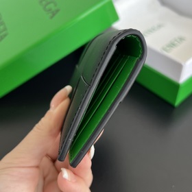 Новая модель большого кожаного портфеля B 649602. Портфель являет