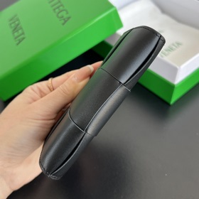 Новая модель большого кожаного портфеля B 649602. Портфель являет