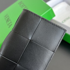 Новая модель большого кожаного портфеля B 649602. Портфель являет