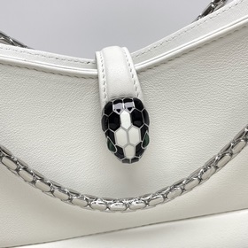 Серия SERPENTI BAIA — стильная сумка под мышку с двумя съемными ц