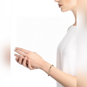 -Фотография витрины, фотография на руке - Узкий браслет BVLGARI с