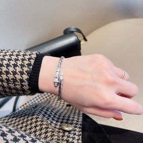 -Фотография витрины, фотография на руке - Узкий браслет BVLGARI с