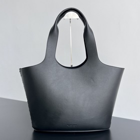 Новая сумка Medium Creek Tote возвращается к истокам BV. Мягкая к