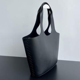 Новая сумка Medium Creek Tote возвращается к истокам BV. Мягкая к