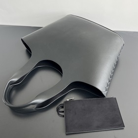 Новая сумка Medium Creek Tote возвращается к истокам BV. Мягкая к