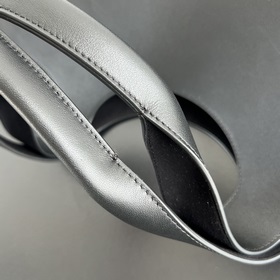 Новая сумка Medium Creek Tote возвращается к истокам BV. Мягкая к
