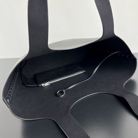 Новая сумка Medium Creek Tote возвращается к истокам BV. Мягкая к