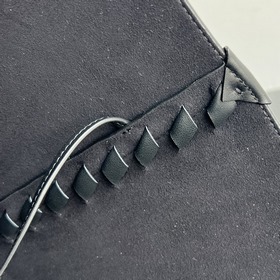 Новая сумка Medium Creek Tote возвращается к истокам BV. Мягкая к