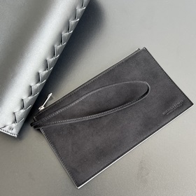Новая сумка Medium Creek Tote возвращается к истокам BV. Мягкая к