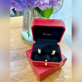 Новая версия Cartier： серьги-гвоздики с перекрещивающимися кольца