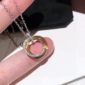 Новое трехкольцевое колье Cartier представляет собой двустороннюю