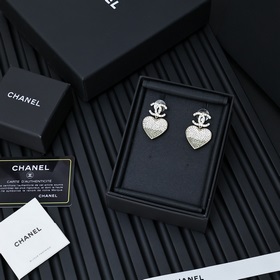 Очень рекомендуем сережки-гвоздики Ch@nel Chanel серым градиентом