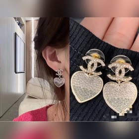 Очень рекомендуем сережки-гвоздики Ch@nel Chanel серым градиентом