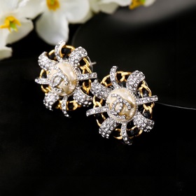 Серьги Chanel, серьги-гвоздики Chanel, официальный сайт, синхронн