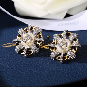 Серьги Chanel, серьги-гвоздики Chanel, официальный сайт, синхронн