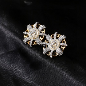 Серьги Chanel, серьги-гвоздики Chanel, официальный сайт, синхронн
