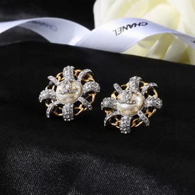 Серьги Chanel, серьги-гвоздики Chanel, официальный сайт, синхронн