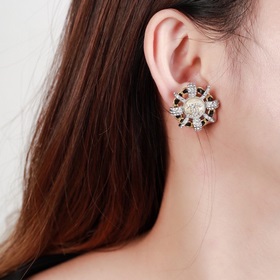 Серьги Chanel, серьги-гвоздики Chanel, официальный сайт, синхронн