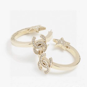 Сережки Chanel светло-золотого цвета, следующие последним тенденц