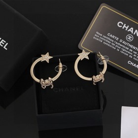 Сережки Chanel светло-золотого цвета, следующие последним тенденц