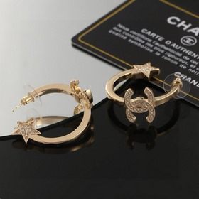 Сережки Chanel светло-золотого цвета, следующие последним тенденц