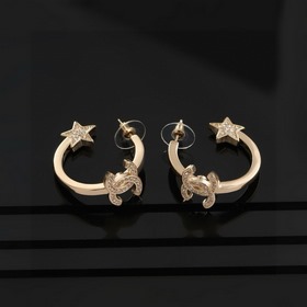 Сережки Chanel светло-золотого цвета, следующие последним тенденц