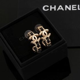 Chanel Классические серьги-гвоздики с двойным C из черной кожи. Э