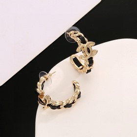 Chanel Классические серьги-гвоздики с двойным C из черной кожи. Э