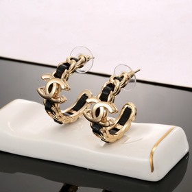 Chanel Классические серьги-гвоздики с двойным C из черной кожи. Э