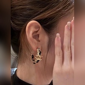Chanel Классические серьги-гвоздики с двойным C из черной кожи. Э